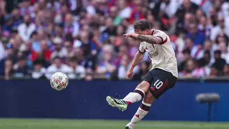 英超联赛：曼联逆转胜，利物浦领跑，切尔西赛季首败，热刺曼城小胜